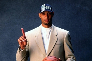 拉里·约翰逊：邓肯是我对阵过基本功最扎实球员之一 他从不犯错