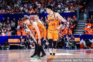 张镇麟：在北京时王哲林就说腰动不了了 他依旧坚持无愧队长称号