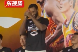 字正腔圆！弗格在球迷见面会上秀中文：我喜欢上海！我爱兄弟们！