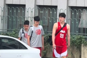 网友拍摄今日份中国男篮路透 杨瀚森身着51号训练服精气神十足