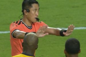 厄瓜多尔球员倒地 马宁无表示+VAR傅明介入 短暂核查后比赛继续