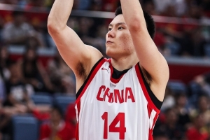 抢得很凶！李弘权替补揽下6篮板 另有3分2抢断