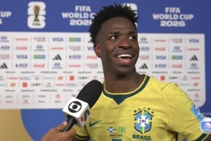 维尼修斯：安帅说我进了头球会给我一份礼物，现在我等着
