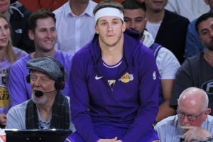 媒体人：里夫斯最大可签5年2.4亿 湖人管理层估计在开香槟庆祝了